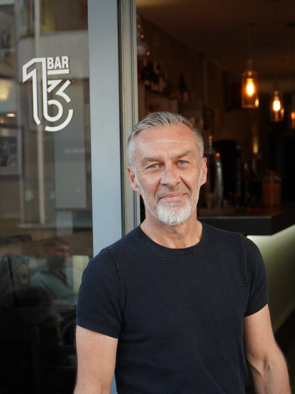 Christophe, barman et gérant du 13 bar